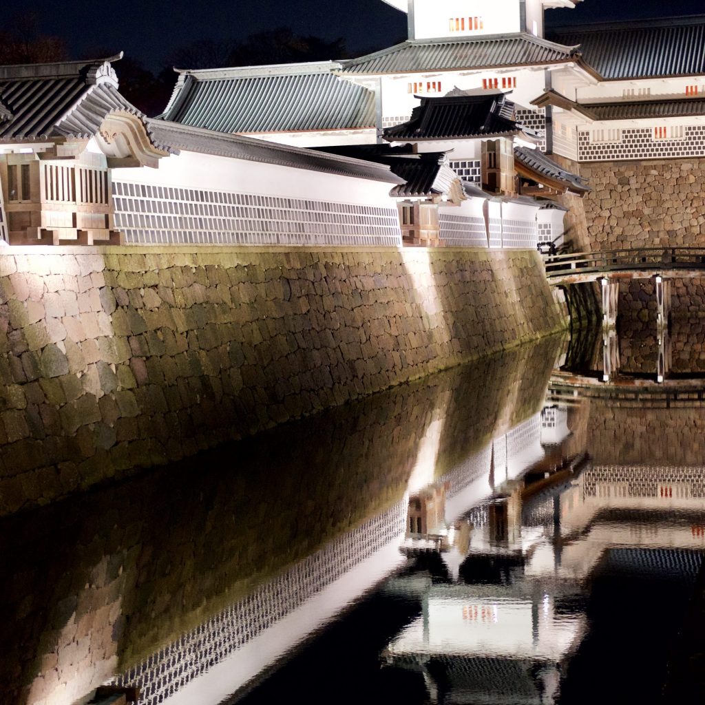 Château de Kanazawa de nuit