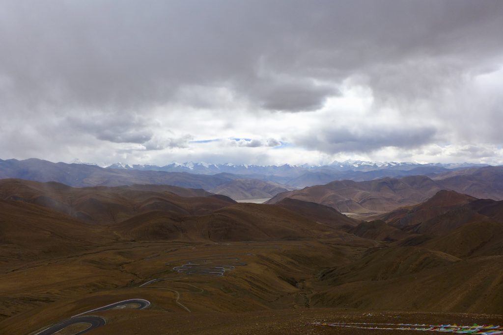 Chaîne de l'Himalaya cachée par les nuages