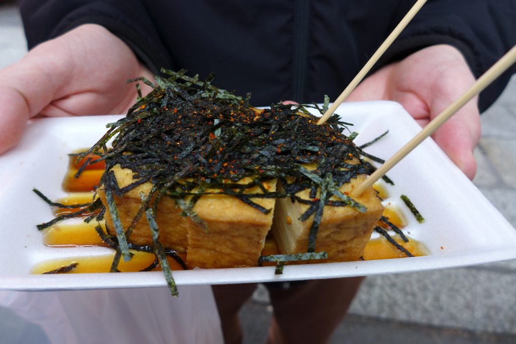 Tofu frit parsemé de nori