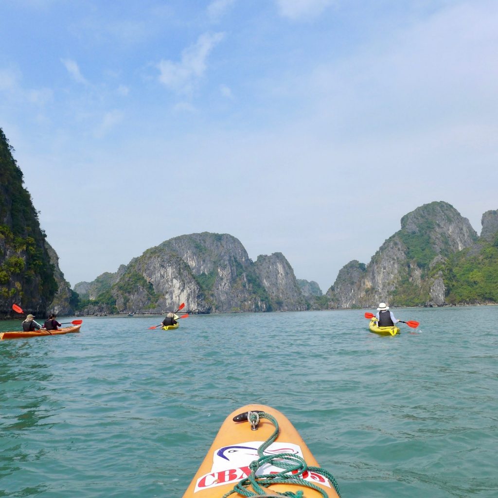 Kayak dans la Baie d'Ha-Long