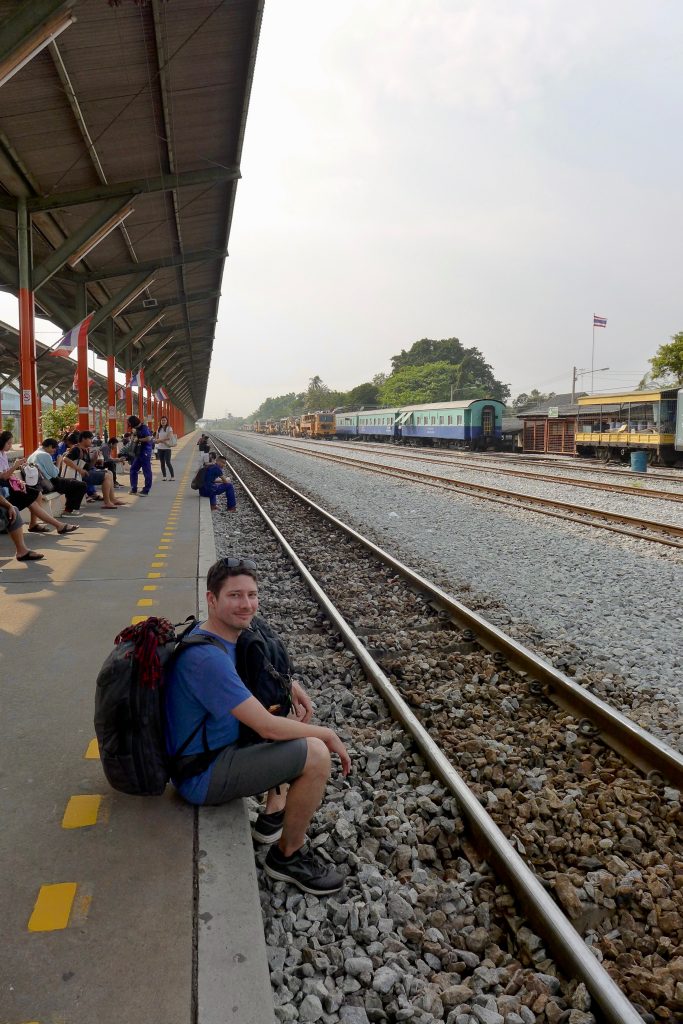 En attendant le train vers Bangkok