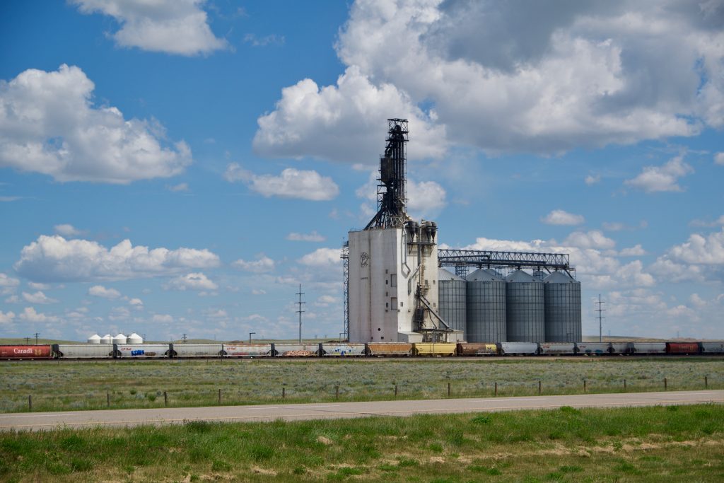 Silos dans la prairie albertaine