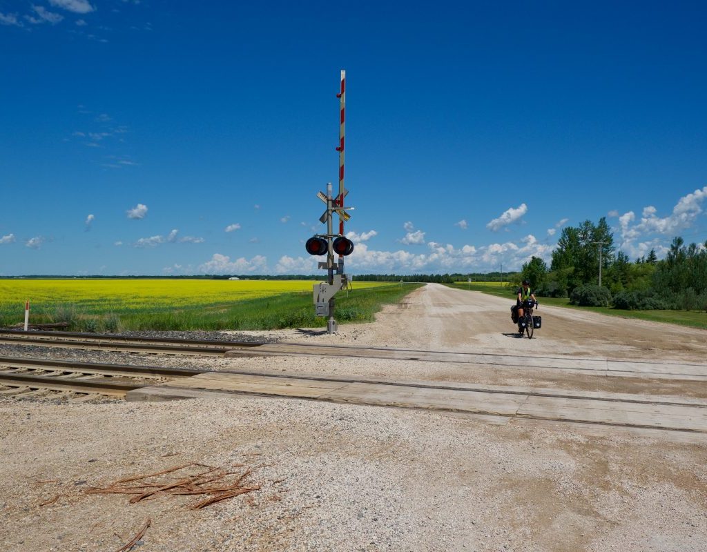 Passage à niveau sur une route de terre