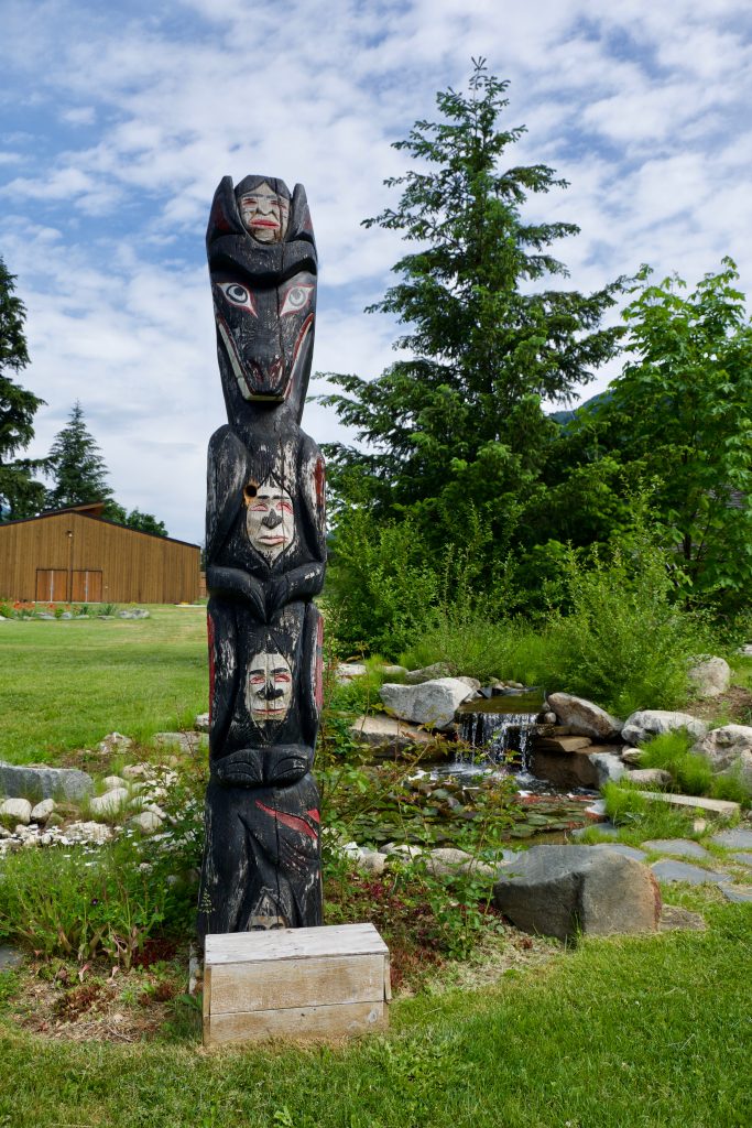 Mât totémique au Tuckkwiowhum Heritage Village (il y avait un nid de pic bois à l'intérieur)