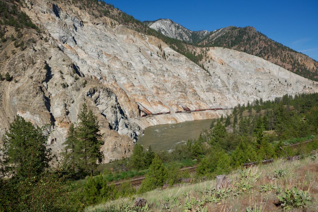 La vue de notre camp à Kumsheen Rafting (le train passe sous des tunnels d'éboulements)