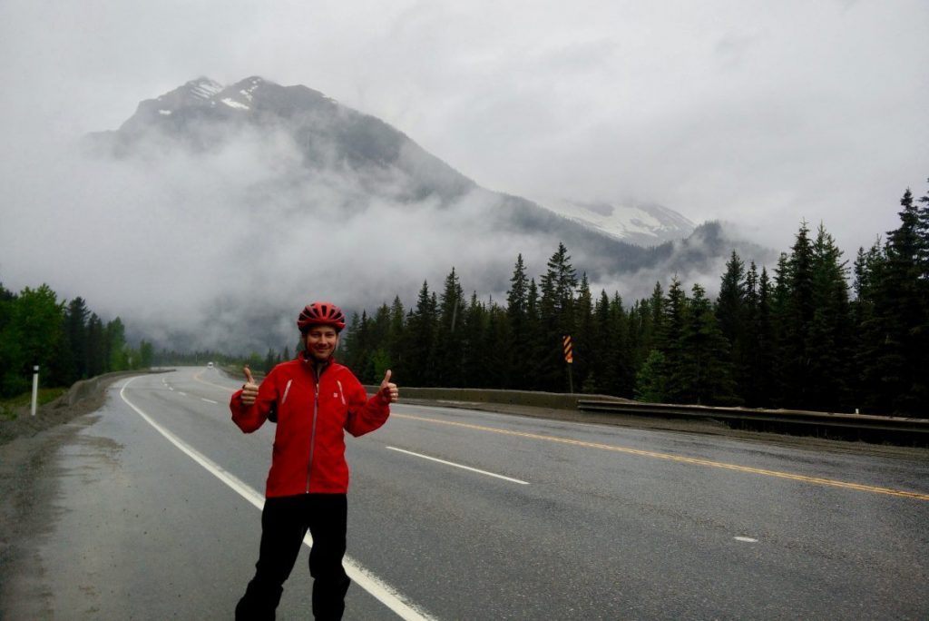 Monter Kicking Horse sous la pluie