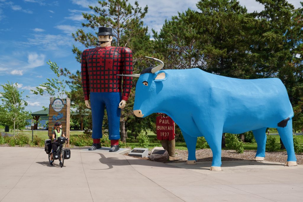 Aline avec Paul Bunyan et Babe the Blue Ox