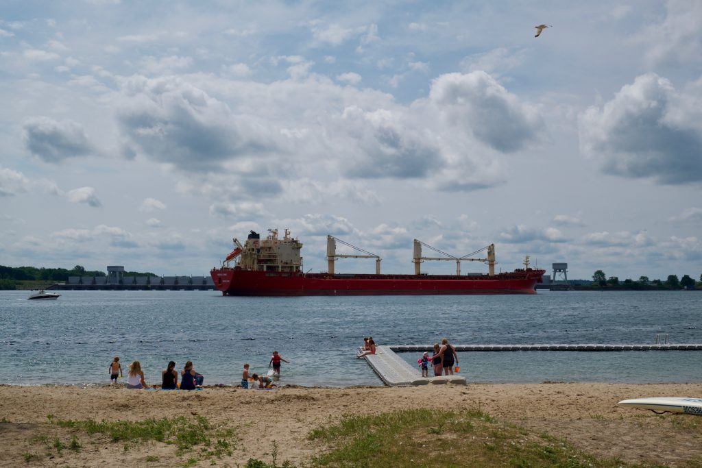 Plage le long du fleuve