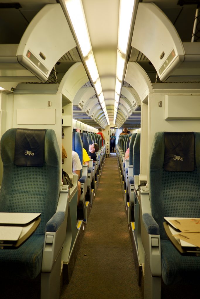 Dans le train (l'allée)